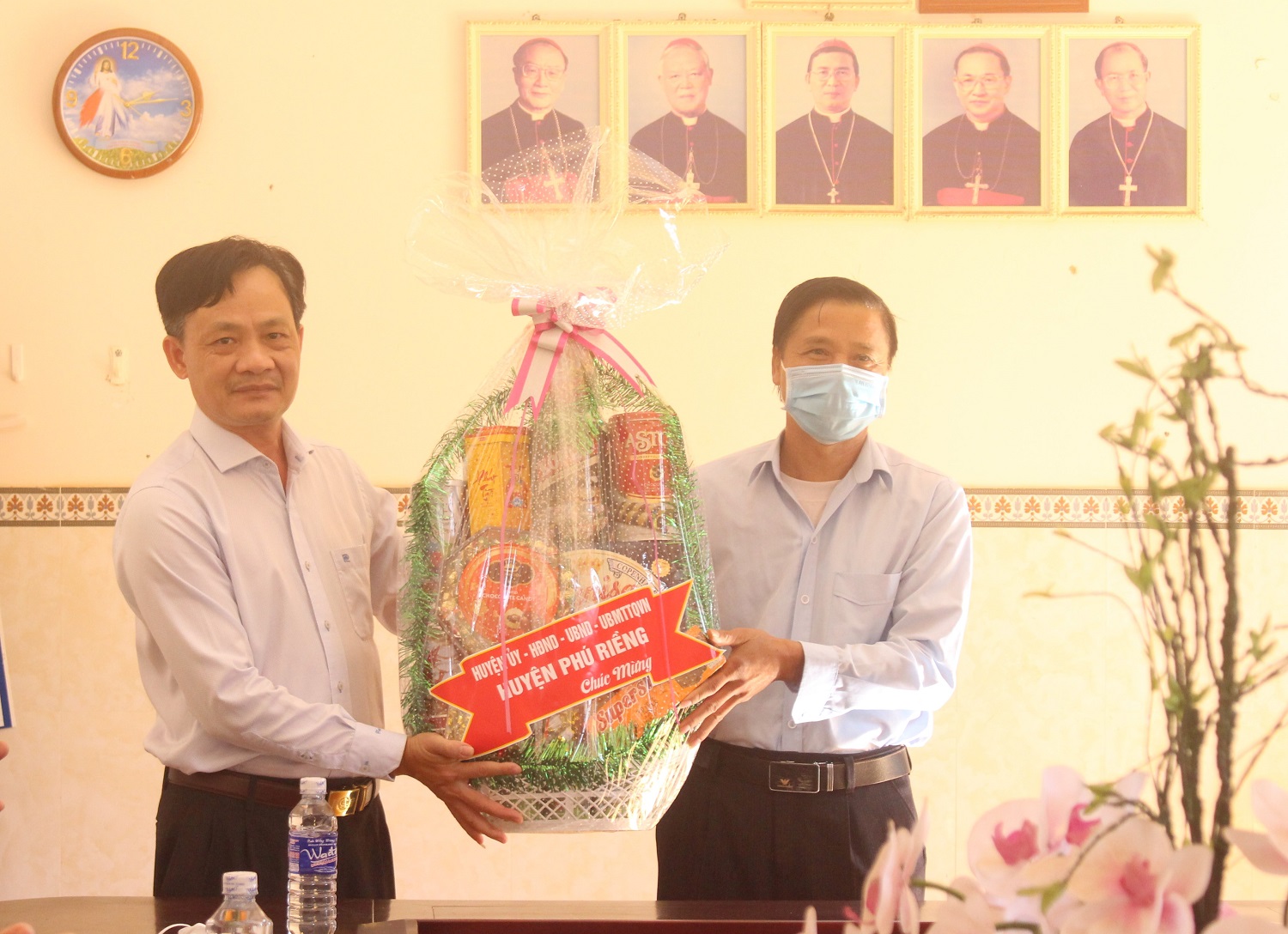 Lãnh đạo huyện Phú Riềng thăm, chúc mừng Lễ Giáng sinh 2021