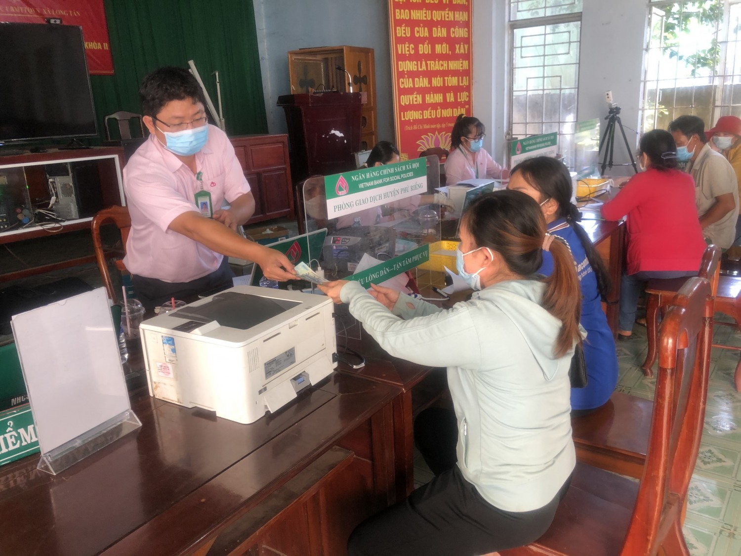Ngân hàng Chính sách xã hội huyện Phú Riềng tổ chức phiên giao dịch tại xã Long Hưng.