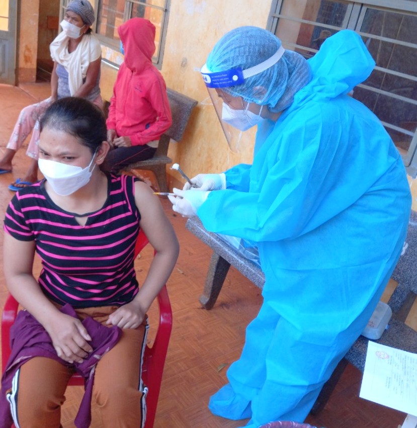Trung tâm Y tế huyện triển khai tiêm vắc xin phòng Covid-19