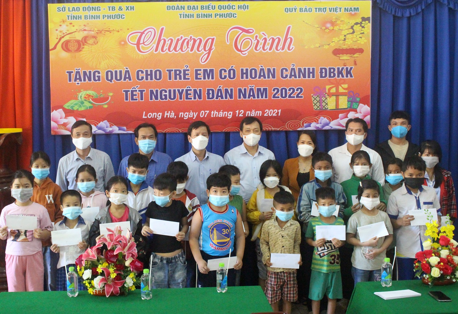 Đoàn Đại biểu Quốc hội tỉnh tặng quà trẻ em có hoàn cảnh khó khăn tại huyện Phú Riềng.