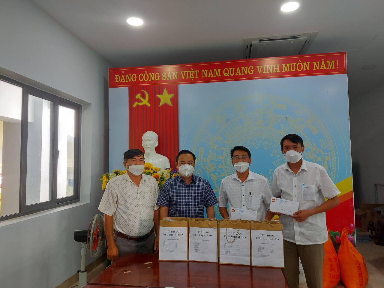 Ủy ban MTTQ Việt Nam huyện thăm hỏi, trao quà hỗ trợ công tác phòng, chống dịch COVID-19 cho Trung tâm y tế huyện