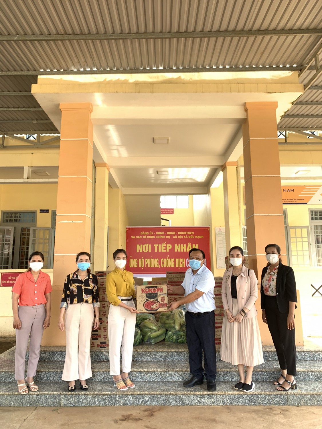 Hội LHPN huyện Phú Riềng tặng quà cho các hộ dân khu phong tỏa thôn Bkroai, xã Đức Hạnh, huyện Bù Gia Mập
