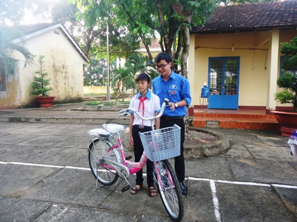Chi Đoàn Khối MTTQ và các Đoàn thể Huyện Phú Riềng trao 2 xe đạp cho học sinh nghèo tại xã Long Tân