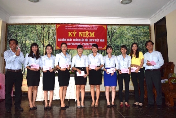 Công đoàn Văn phòng và các Ban xây dựng Đảng tổ chức Họp mặt kỷ niệm 86 năm ngày thành lập Hội LHPN Việt Nam 20/10