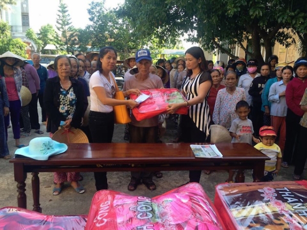 Hội LHPN huyện Phú Riềng vận động tặng 265 phần quà cho người dân vùng lũ huyện Quảng Ninh – tỉnh Quảng Bình