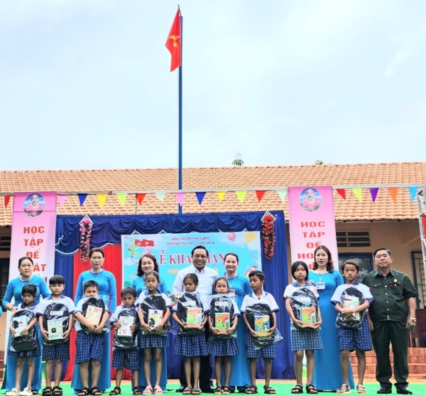 Liên Đoàn Lao động huyện Phú Riềng trao tặng 3.000 quyển vở nhân dịp Khai giảng năm học 2023-2024