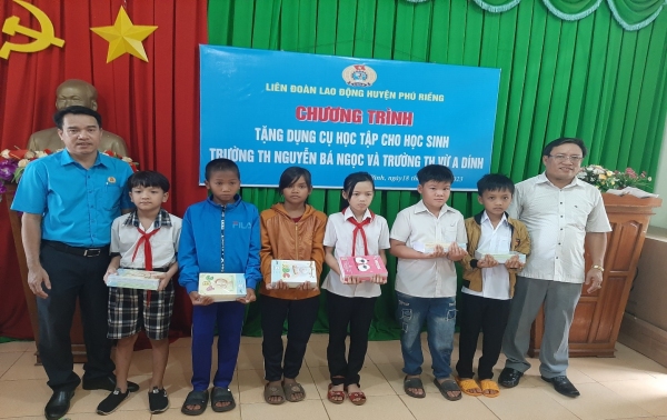 Liên đoàn lao động huyện Phú Riềng tặng quà cho học sinh nghèo vượt khó nhân dịp năm học mới 2023-2024