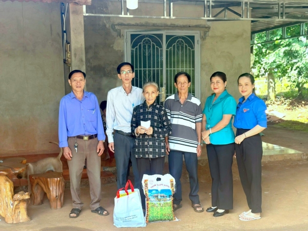Đồng Chí Hoàng Hữu Tuấn Trung – HUV – Giám Đốc Trung tâm Y tế huyện nhận hỗ trợ 01 địa chỉ nhân đạo trên địa bàn xã Phước Tân