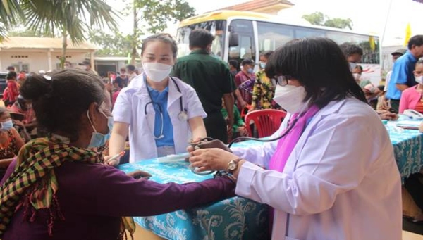 CLB cán bộ Đoàn Sông Bé, Bình Dương - Bình Phước: Khám bệnh, tặng quà và sách giáo khoa cho các gia đình chính sách tại xã Phước Tân