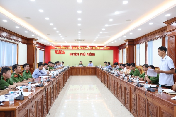 Đảng ủy Công an huyện Phú Riềng cùng Đảng ủy các xã góp ý vào quy chế phối hợp.