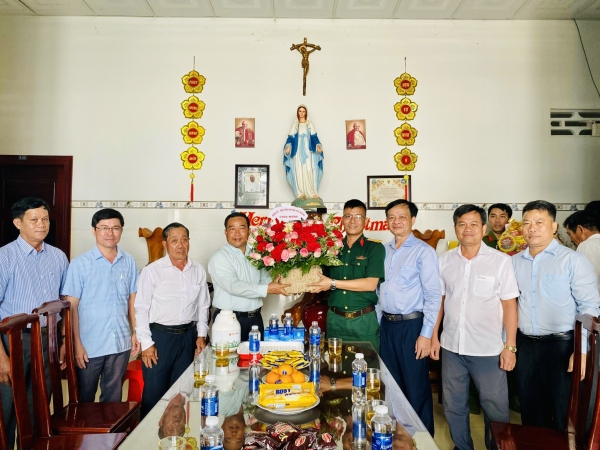 Chủ tịch UBND huyện Lê Anh Nam chúc mừng Giáng sinh các sở sở công giáo, tin lành xã Phước Tân.