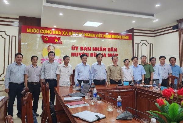 Lãnh đạo UBND 2 huyện Phú Riềng- Bù Gia Mập họp bàn phương án kết nối hệ thống giao thông liên huyện.