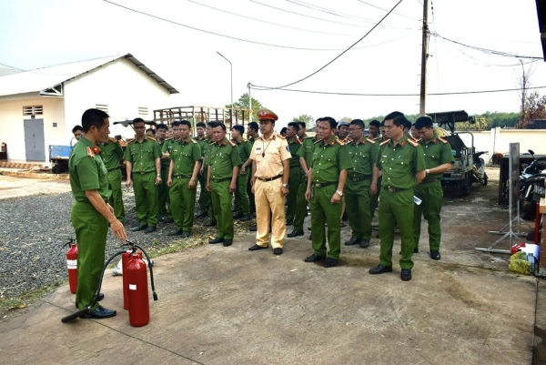 Công an Phú Riềng thực tập phương án chữa cháy và cứu nạn cứu hộ.