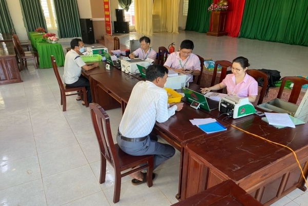 Ngân hàng Chính sách xã hội huyện thực hiện phiên giao dịch tại xã Phú Riềng.