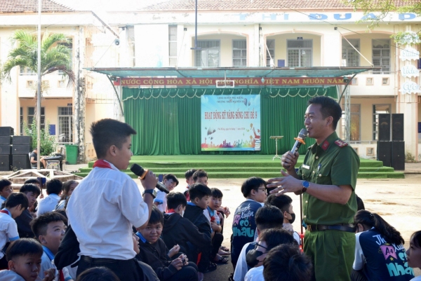 Học sinh Trường THCS Nguyễn Du được trang bị kiến thức pháp Luật