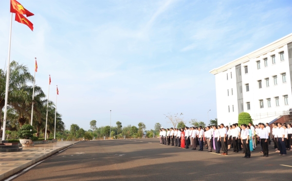Huyện Phú Riềng chào cờ đầu tháng 5-2024.