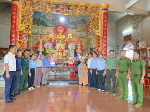 Lãnh đạo huyện thăm, chúc mừng các chùa trên địa bàn 2 xã Long Tân, Bù Nho nhân dịp lễ Phật đản 2024.