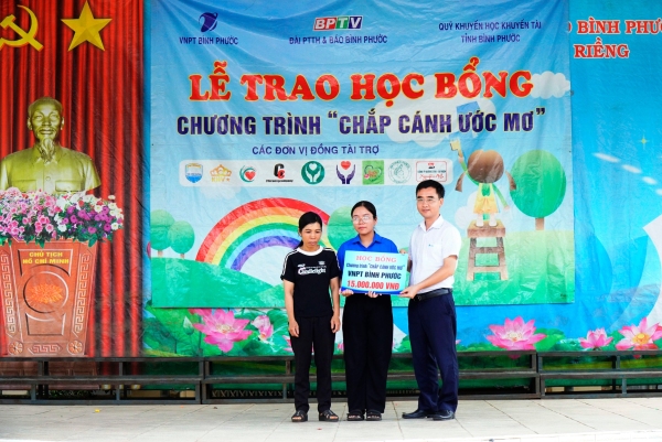 Em Nguyễn Thị Ước, lớp 12A1, trường THPT Phú Riềng được nhận học bổng “Chắp cánh ước mơ” trị giá gần 142 triệu đồng.