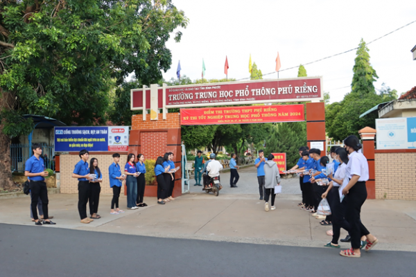 Phú Riềng có hơn 900 thí sinh tham gia kỳ thi tốt nghiệp THPT Quốc gia.