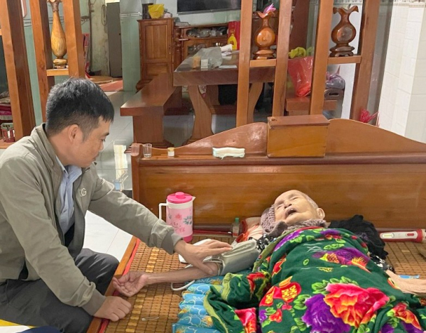 Phú Riềng: Khám sàng lọc và hướng dẫn tập phục hồi chức năng, chăm sóc tại nhà cho người khuyết tật trên địa bàn huyện.