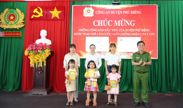 Công an huyện Phú Riềng trao 6 thẻ căn cước đầu tiên cho công dân nhí dưới 14 tuổi.