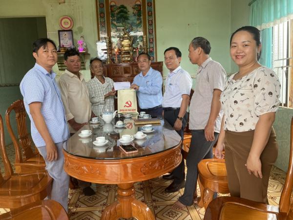 Phó Bí thư Thường trực Huyện ủy Nguyễn Quốc Soài thăm và tặng quà gia đình người có công tại xã Phước Tân.