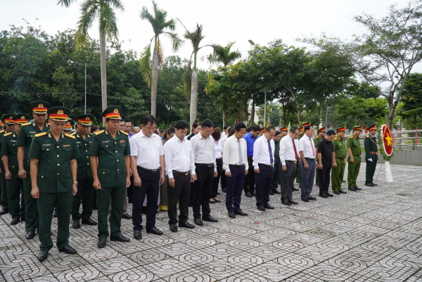 Lãnh đạo huyện Phú Riềng viếng nhà bia liệt sĩ nhân Kỷ niệm 77 năm Ngày Thương binh - Liệt sĩ 27-7.