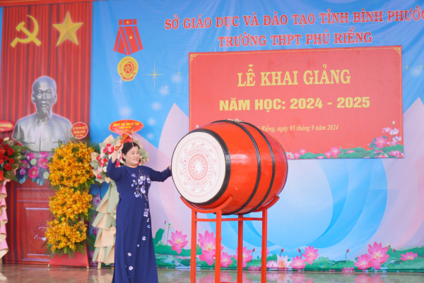 Trường THPT Phú Riềng đón chào năm học với ngôi trường mới.