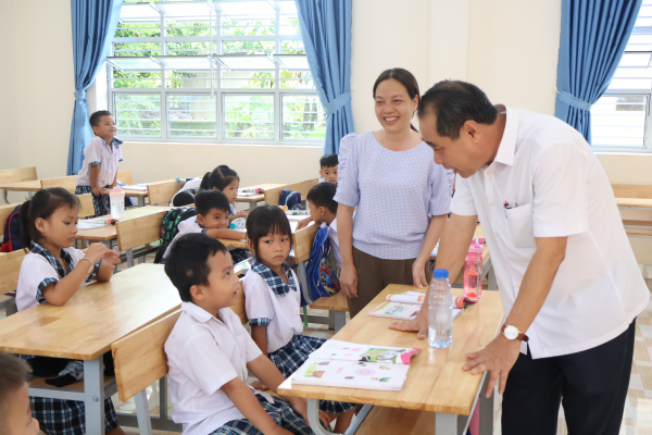 Phó Chủ tịch UBND huyện Phú Riềng nắm bắt tình hình dạy và học đầu năm học mới.