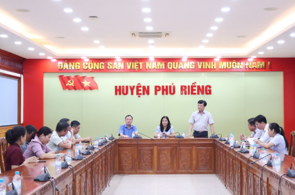 Huyện Phú Riềng trao đổi kinh nghiệm làm đường giao thông với huyện Hớn Quản.