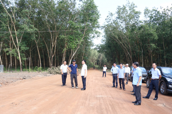 Lãnh đạo UBND huyện Phú Riềng kiểm tra tiến độ công trình đường giao thông.