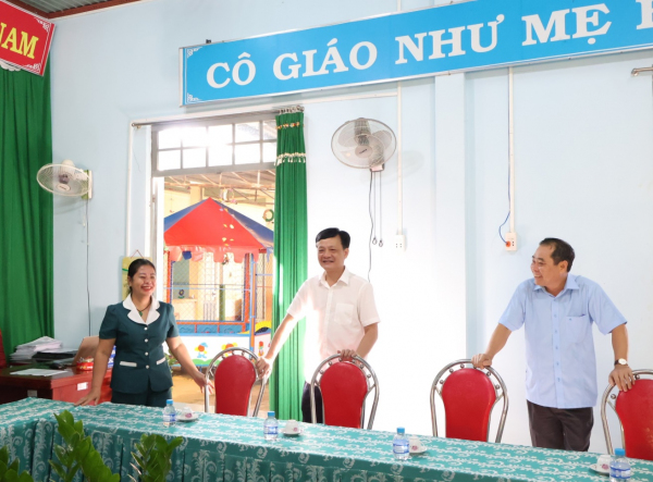 Lãnh đạo UBND huyện Phú Riềng kiểm tra cơ sở vật chất các trường học.