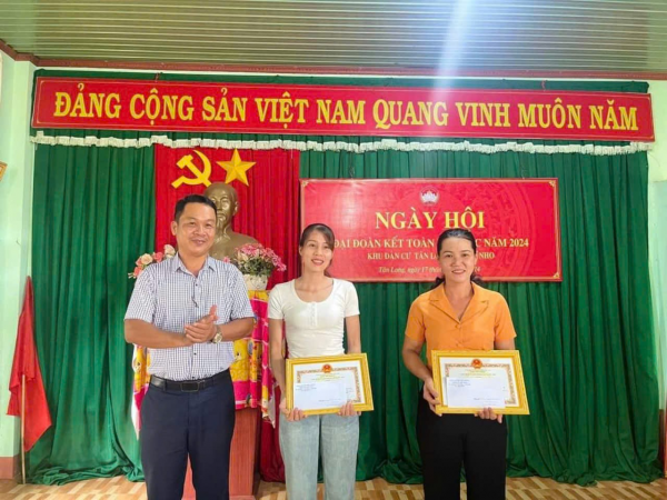 349 tập thể, cá nhân, hộ gia đình được khen thưởng tại Ngày hội Đại đoàn kết.