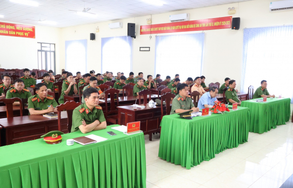 Công an huyện Phú Riềng phát động phong trào thi đua “Chung tay xóa nhà tạm, nhà dột nát”.