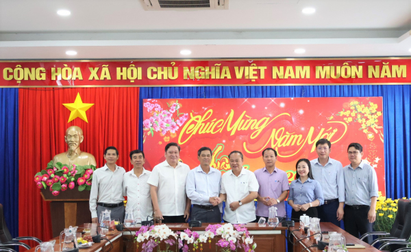 Phó Chủ tịch HĐND tỉnh Huỳnh Hữu Thiết làm Trưởng đoàn đến chúc tết huyện Phú Riềng.