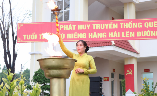 155 thanh niên của huyện Phú Riềng hăng hái lên đường nhập ngũ.