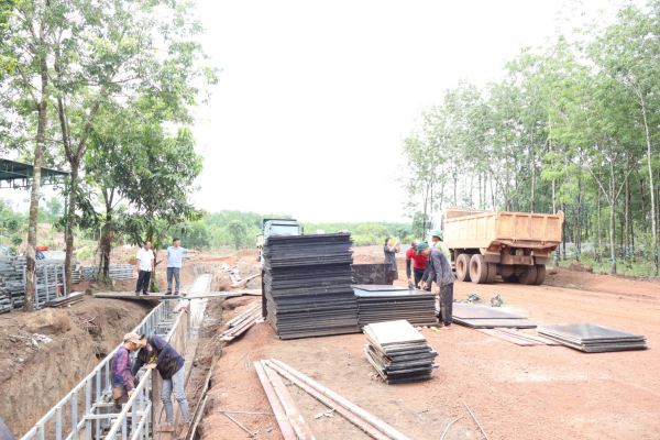 Lãnh đạo huyện Phú Riềng kiểm tra các công trình đang xây dựng.