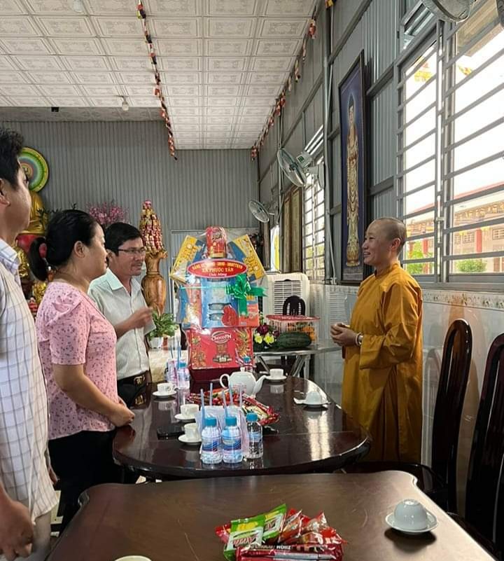 Xã Phước Tân thăm, tặng quà Tịnh xã Ngọc Duyên nhân Đại lễ Phật Đản