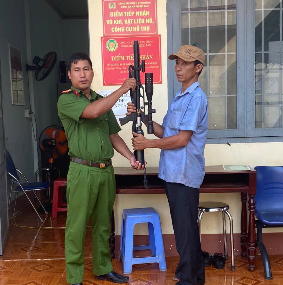 Người dân xã Phước Tân tự nguyện giao nộp khẩu súng hơi tự chế.
