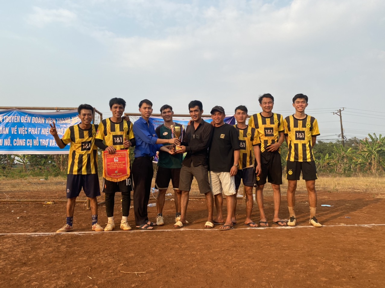Đoàn xã Phước Tân tổ chức giải bóng đá thanh niên chào mừng kỷ niệm 92 năm ngày thành lập Đoàn