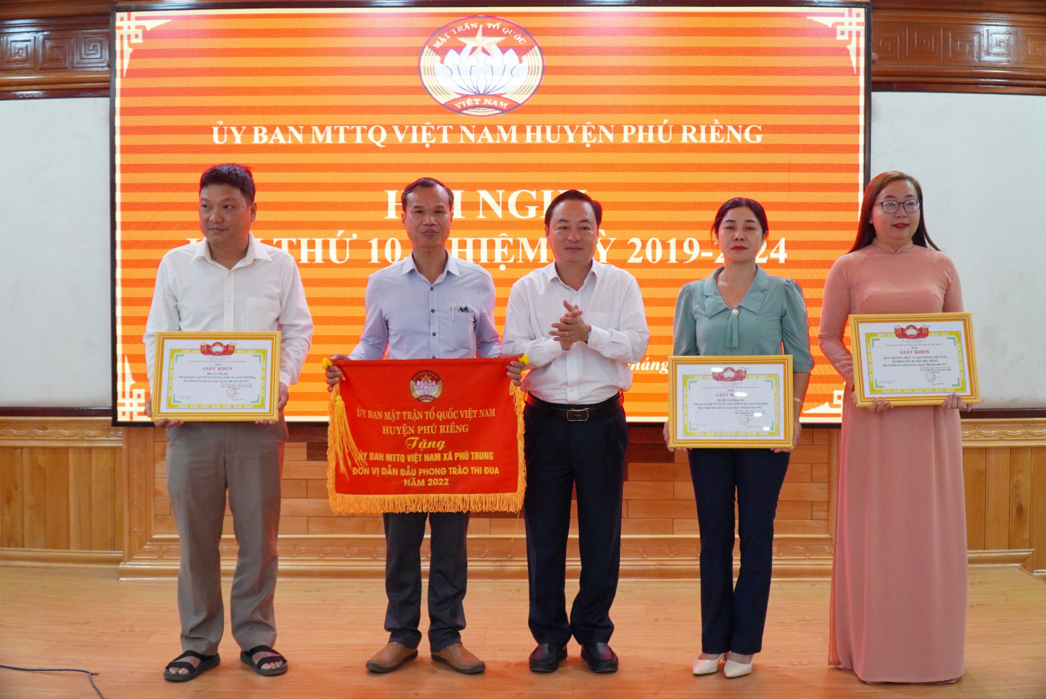Ủy ban MTTQ Việt Nam xã Phú Trung đơn vị dẫn đầu phong trào thi đua trong hệ thống mặt trận năm 2022