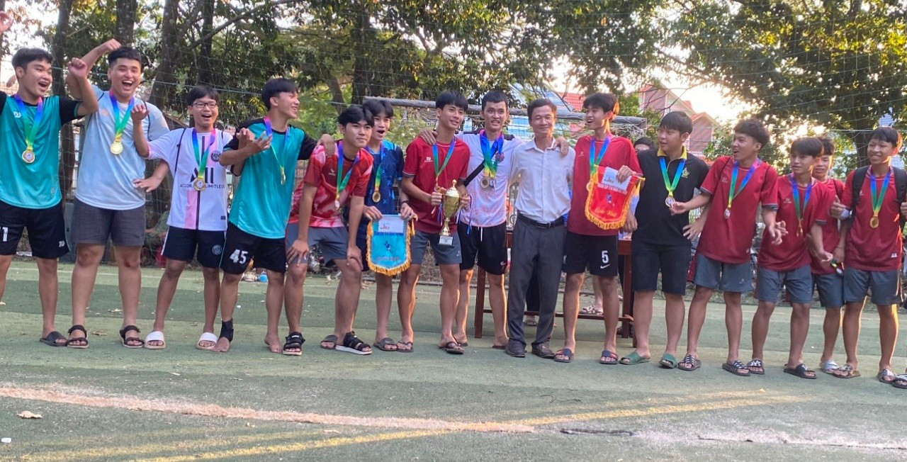 Đoàn xã Phú Riềng phối hợp với chi đoàn thôn Phú Vinh tổ chức giải bóng đá thiếu niên U16 mở rộng