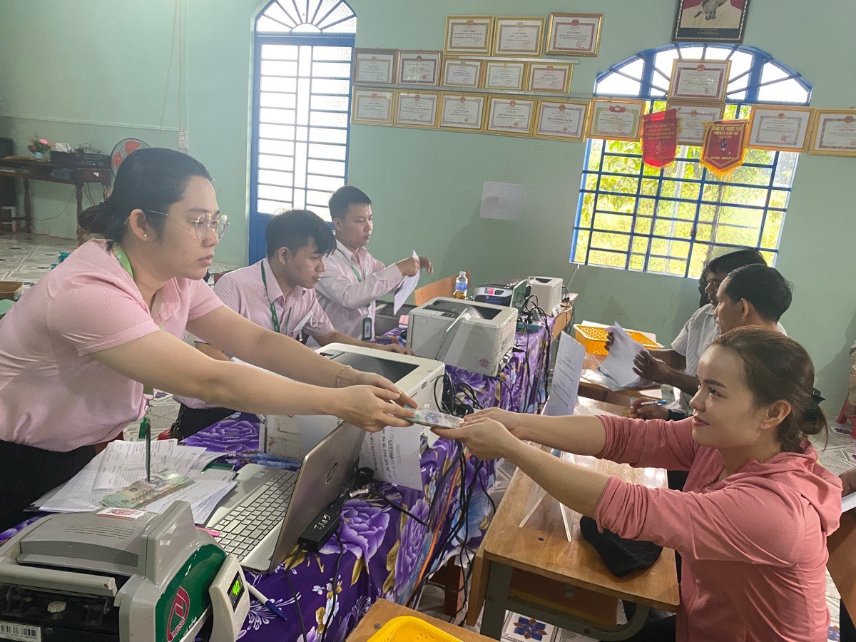 Ngân hàng chính sách huyện Phú Riềng giải ngân số tiền 810 triệu đồng cho các hộ vay xã Phước Tân