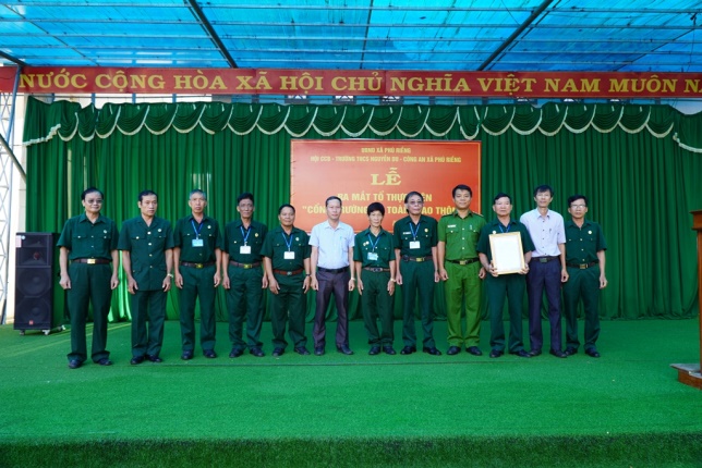 Ra mắt tổ thực hiện “Cổng trường an toàn giao thông” tại Trường THCS Nguyễn Du