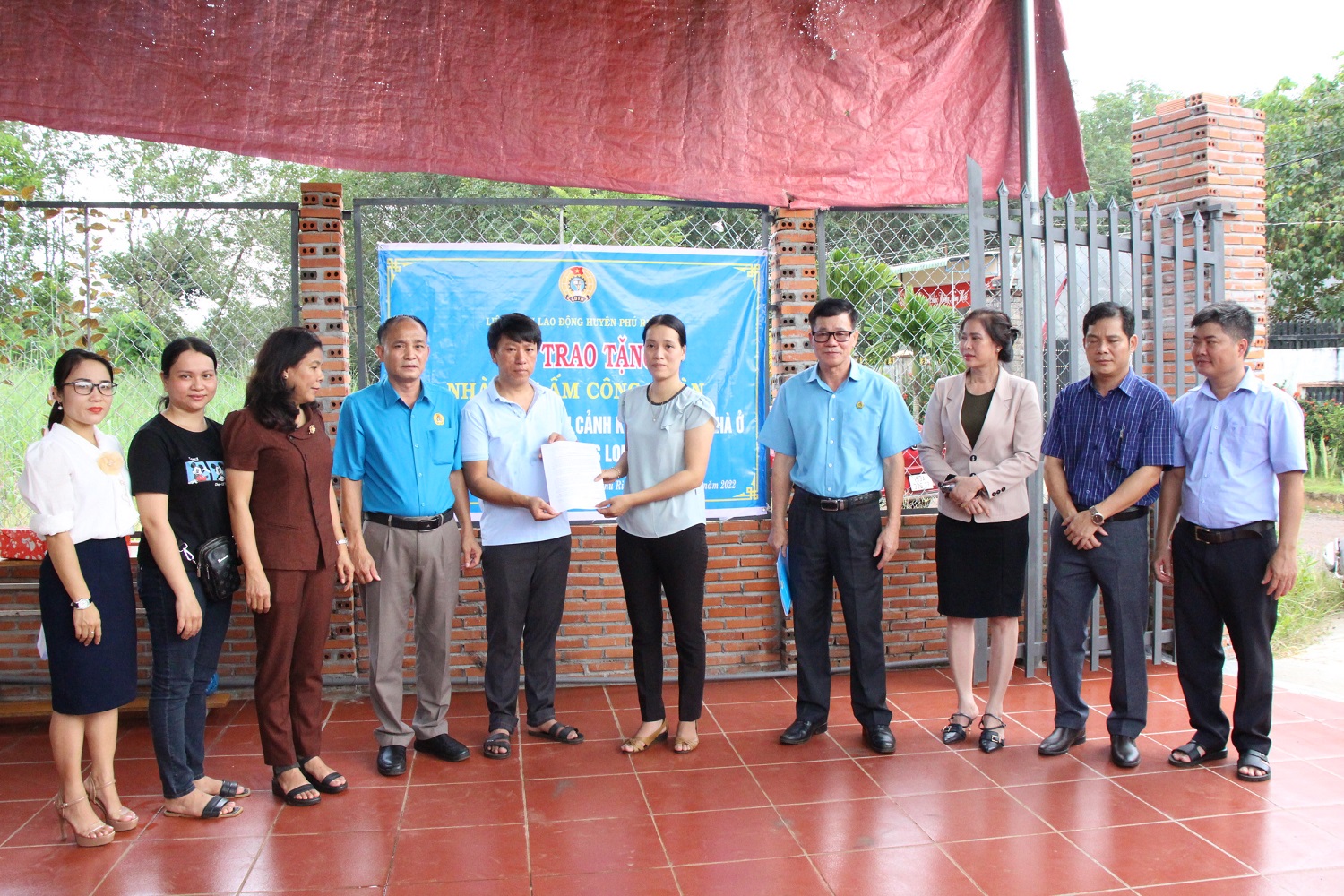 LĐLĐ huyện Phú Riềng tặng 2 căn nhà, 100 thẻ bảo hiểm y tế cho công đoàn viên và học sinh có hoàn cảnh khó khăn.