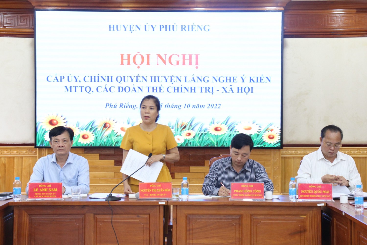 Huyện ủy Phú Riềng lắng nghe ý kiến của MTTQ, các đoàn thể chính trị- xã hội.