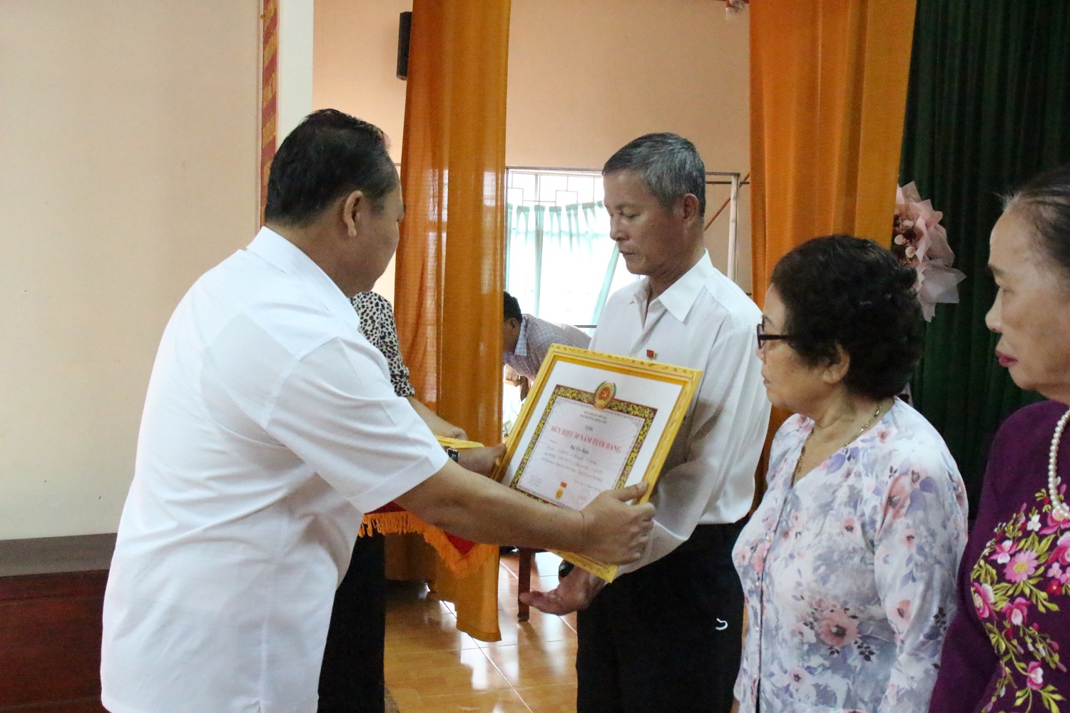 6 Đảng viên xã Phú Riềng được trao huy hiệu Đảng.