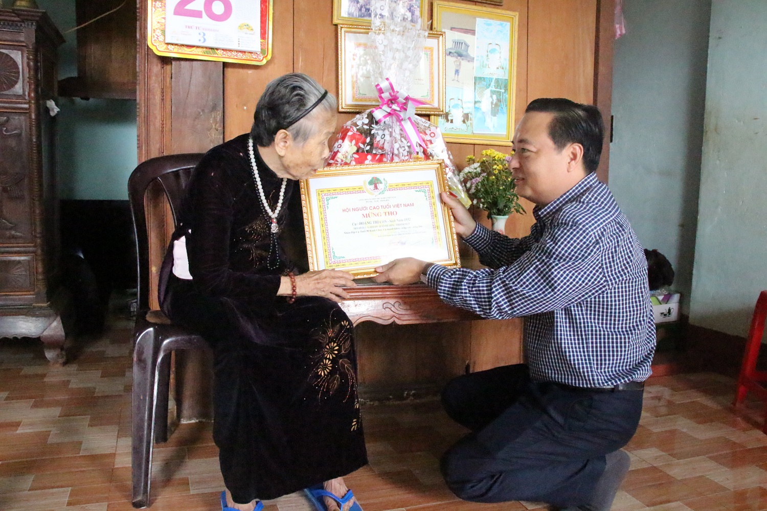 Lãnh đạo huyện Phú Riềng thăm tặng quà người cao tuổi xã Bình Sơn.