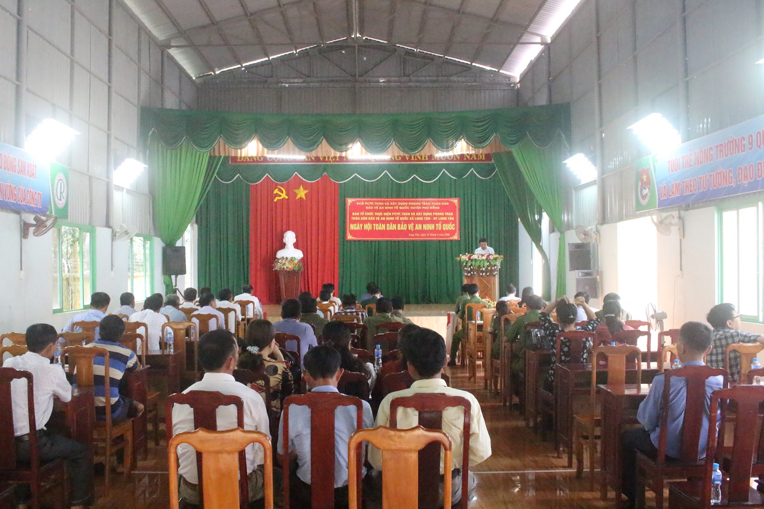Chủ tịch UBND huyện Phú Riềng Lê Anh Nam dự Ngày hội Toàn dân Bảo vệ An ninh Tổ quốc xã Long Tân.