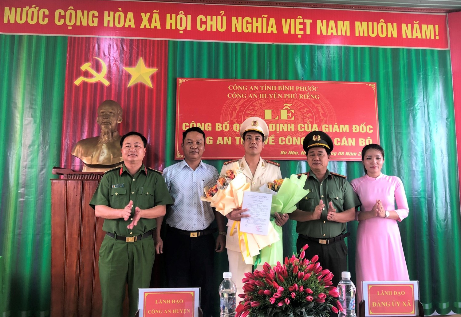 Công an huyện Phú Riềng công bố các quyết định về công tác cán bộ.